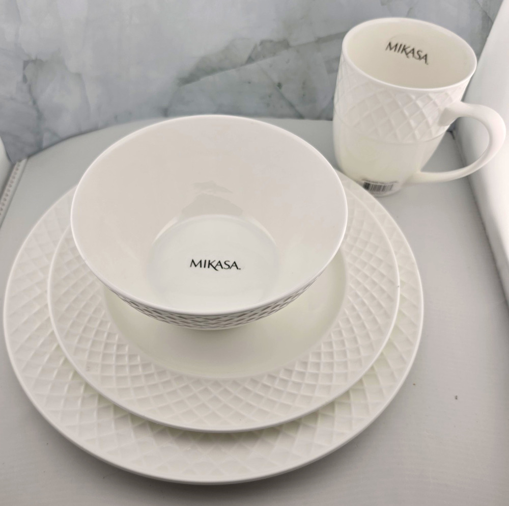 Mikasa Trellis White Bone China 4-Piece Place Setting New
